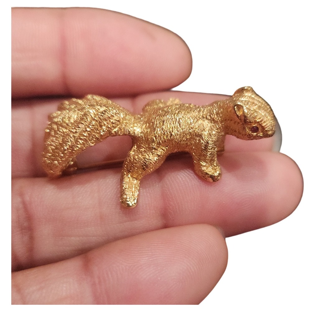 Squirrel Brooch Red Rhinestone Eye RARE Monet Gold Tone Textured - Picture 4 of 16